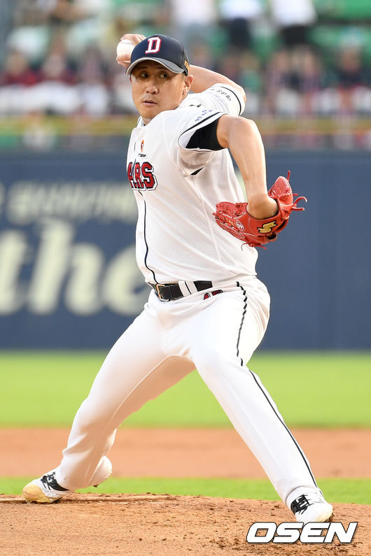 두산 선발 이용찬이 힘차게 공을 뿌리고 있다. /dreamer@osen.co.kr