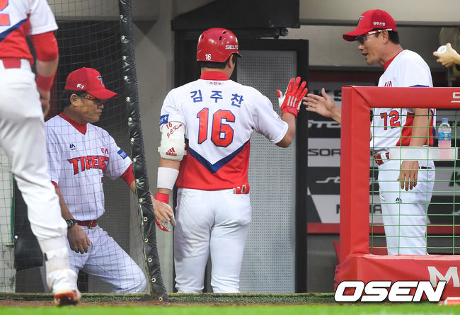 27일 오후 광주-KIA 챔피언스필드에서 '2019 신한은행 MY CAR KBO리그' KIA 타이거즈와 삼성 라이온즈의 경기가 진행됐다. 1회말 KIA 선두타자 김주찬이 선취 솔로홈런을 날린뒤 박흥식 감독대행의 축하를 받고 있다. / soul1014@osen.co.kr
