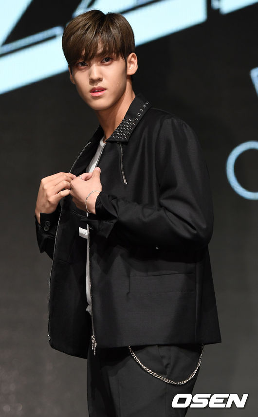 마이틴 송유빈이 쇼케이스 무대를 앞두고 포즈를 취하고 있다. /dreamer@osen.co.kr