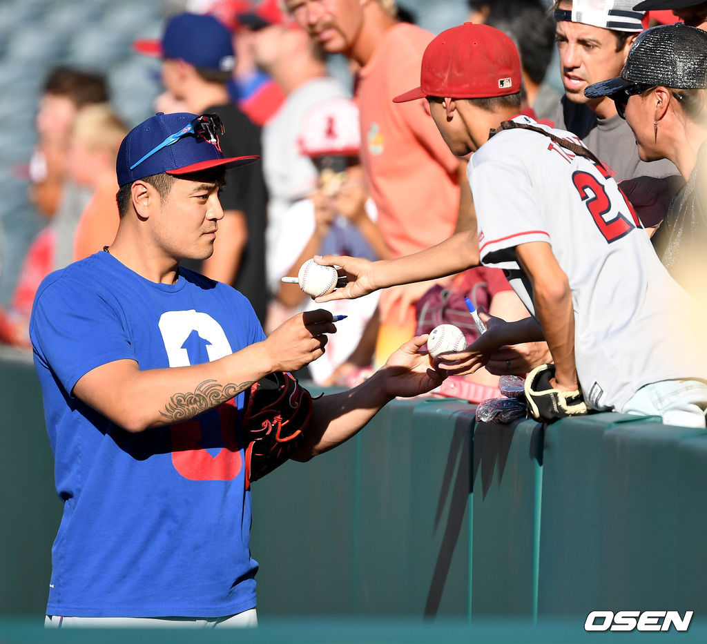 텍사스 추신수가 캐치볼 훈련을 마친 뒤 팬들에게 사인을 해주고 있다. /dreamer@osen.co.kr