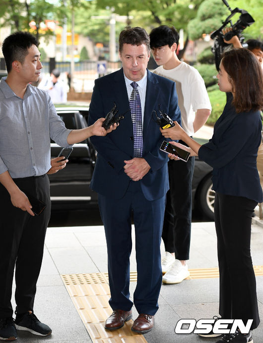 방송인 로버트 할리가 28일 오전 서울 마포구 서울서부지방법원에서 열리는 마약혐의 선고공판에 출석했다.방송인 로버트 할리가 취재진의 질문에 답을 하고 있다. /sunday@osen.co.kr