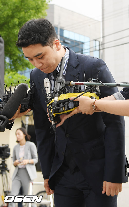 승리가 서울경찰청 지능범죄수사대 포토라인으로 입장하고 있다. /rumi@osen.co.kr