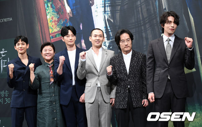 28일 오후 서울 논현동 임피리얼팰리스 호텔에서 OCN 드라마틱 시네마 ‘타인은 지옥이다' 제작발표회가 열렸다.  배우 임시완, 이정은, 박현욱, 박종환, 이중옥, 이동욱이 포토타임을 갖고 있다. /sunday@osen.co.kr