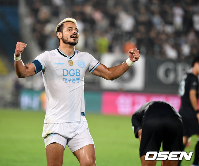 경기를 마치고 대구 세징야가 서포터즈를 바라보며 기뻐하고 있다. /jpnews@osen.co.kr