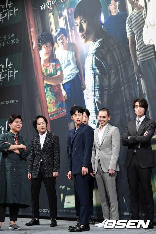 28일 오후 서울 논현동 임피리얼팰리스 호텔에서 OCN 드라마틱 시네마 ‘타인은 지옥이다' 제작발표회가 열렸다.  배우 임시완, 이정은, 박현욱, 박종환, 이중옥, 이동욱이 포토타임을 갖고 있다. /sunday@osen.co.kr