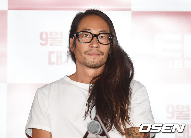 28일 오후 서울 광진구 건대 롯데시네마에서 영화 '타짜: 원 아이드 잭' 언론배급 시사회가 열렸다.  류승범이 포토타임을 갖고 있다. /youngrae@osen.co.kr