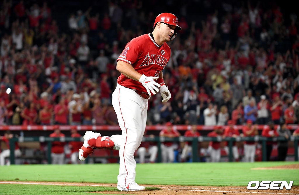 8회말 1사 주자없는 상황 텍사스 마이크 트라웃이 달아나는 솔로포를 날리고 그라운드를 돌고 있다. /dreamer@osen.co.kr