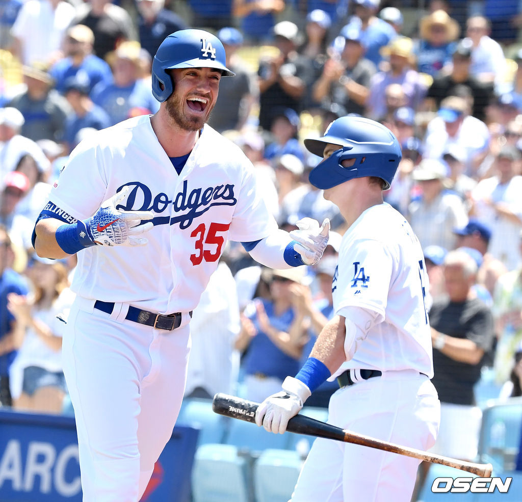 1회말 1사 주자없는 상황 다저스 코디 벨린저가 달아나는 솔로포를 날리고 홈을 밟은 뒤 기뻐하고 있다. /jpnews@osen.co.kr