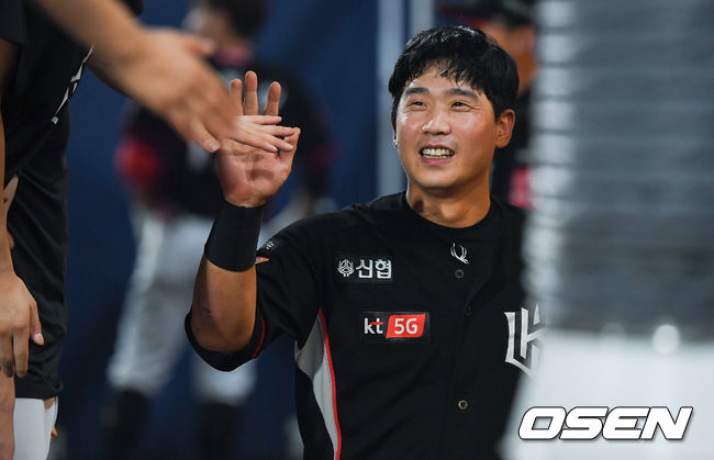 28일 오후 경남 창원시 마산회원구 창원NC파크에서 '2019신한은행 MYCAR KBO리그' NC 다이노스와 kt 위즈의 경기가 진행됐다.  9회초 1사 만루 kt 배정대의 밀어내기 볼넷으로 홈을 밟은 3루 주자 박경수가 동료들의 축하를 받고 있다. / soul1014@osen.co.kr