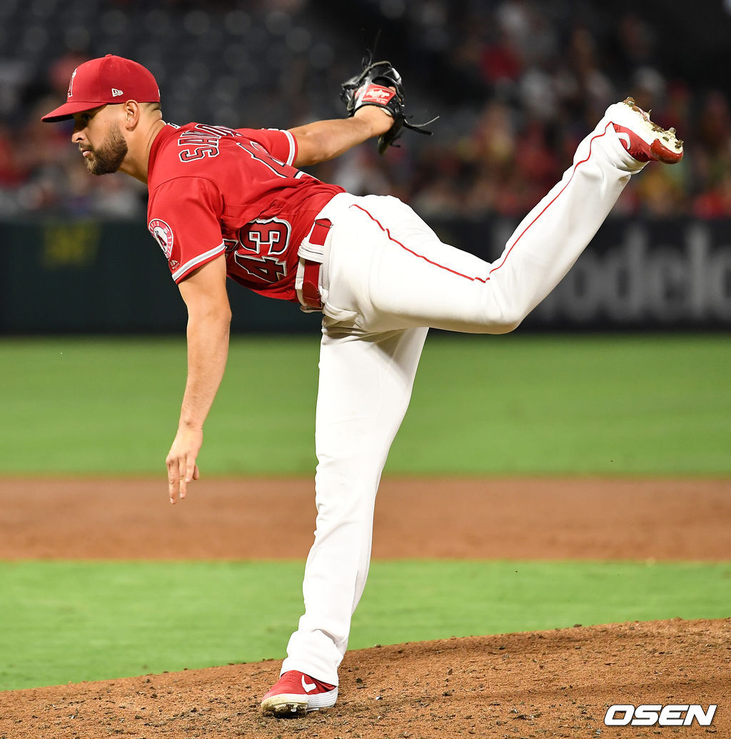 에인절스 선발 패트릭 산도발이 힘차게 공을 뿌리고 있다. /dreamer@osen.co.kr