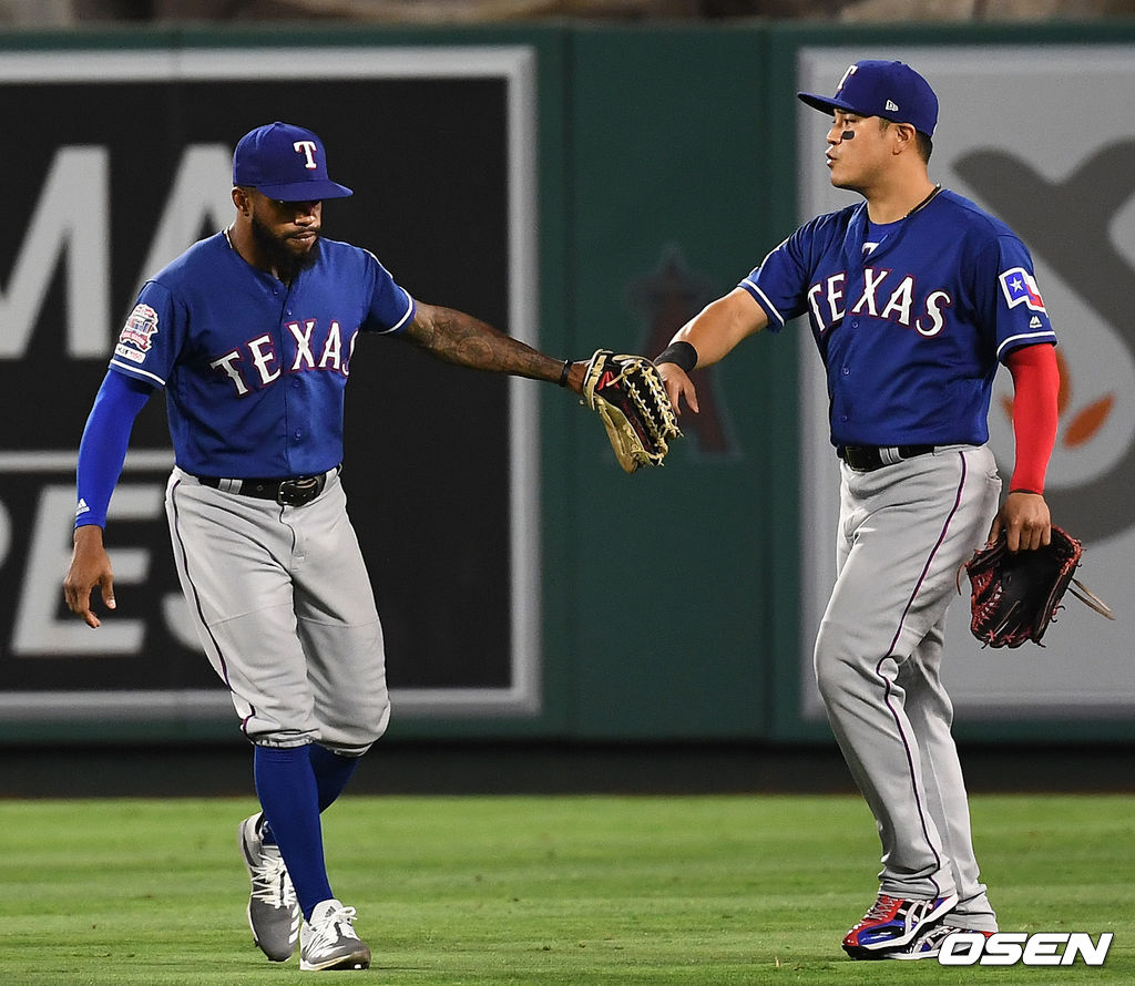 승리를 거둔 텍사스 추신수와 드쉴즈가 인사를 나누고 있다. /dreamer@osen.co.kr