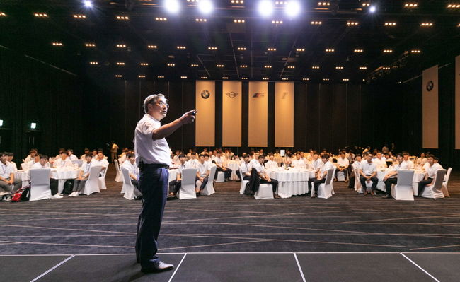 BMW 그룹 코리아 김효준 회장이 축사를 하고 있다.