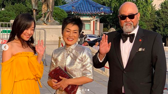 [사진='김씨네 편의점' 공식 SNS] '서울드라마어워즈 2019' 레드카펫에 참석한 '김씨네 편의점' 배우들.