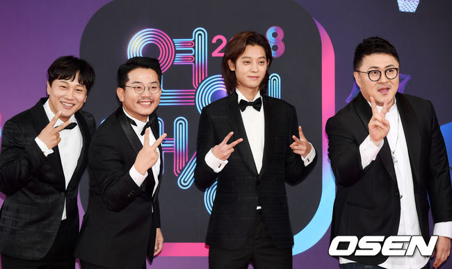 22일 오후 서울 영등포구 여의도 KBS 본관 로비에서 진행된 '2018 KBS 연예대상' 포토월 행사에서 1박 2일 차태현, 김준호, 정준영, 데프콘이 포토타임을 갖고 있다./ rumi@osen.co.kr