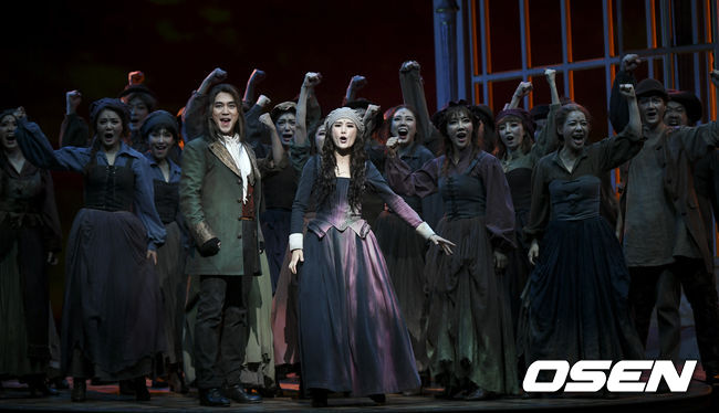 29일 오후 서울 신도림동 디큐브아트센터에서 뮤지컬 '마리 앙투아네트' 프레스콜이 열렸다. 이날 자리에는 김소현, 김소향, 장은아, 김연지, 손준호, 박강현, 뉴이스트 황민현, 민영기, 김준현, 이한밀, 최지이, 윤선용, 문성혁, 주아가 참석해 하이라이트 무대를 꾸몄다. ‘마리 앙투아네트’는 가상의 인물 마그리드 아르노의 대립과 프랑스 혁명을 다룬 엔도 슈사크의 소설 '왕비 마리 앙투아네트' 를 원작으로 한 드라마 형식의 뮤지컬이다. 뮤지컬 ‘마리 앙투아네트’는 프랑스의 왕비였으나 18세기 프랑스 혁명으로 단두대에서 생을 마감했던 마리 앙투아네트의 드라마틱한 삶과 사회의 부조리에 관심을 갖고 혁명을 선도하는 허구의 인물 마그리드 아르노의 삶을 대조적으로 조명해 진실과 정의의 참된 의미를 깊이 있게 다룬 작품이다. 뮤지컬 배우들이 공연을 하고 있다. /ksl0919@osen.co.kr