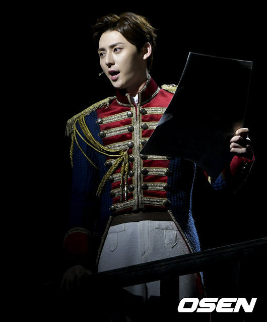 29일 오후 서울 신도림동 디큐브아트센터에서 뮤지컬 '마리 앙투아네트' 프레스콜이 열렸다. 이날 자리에는 김소현, 김소향, 장은아, 김연지, 손준호, 박강현, 뉴이스트 황민현, 민영기, 김준현, 이한밀, 최지이, 윤선용, 문성혁, 주아가 참석해 하이라이트 무대를 꾸몄다. ‘마리 앙투아네트’는 가상의 인물 마그리드 아르노의 대립과 프랑스 혁명을 다룬 엔도 슈사크의 소설 '왕비 마리 앙투아네트' 를 원작으로 한 드라마 형식의 뮤지컬이다. 뮤지컬 ‘마리 앙투아네트’는 프랑스의 왕비였으나 18세기 프랑스 혁명으로 단두대에서 생을 마감했던 마리 앙투아네트의 드라마틱한 삶과 사회의 부조리에 관심을 갖고 혁명을 선도하는 허구의 인물 마그리드 아르노의 삶을 대조적으로 조명해 진실과 정의의 참된 의미를 깊이 있게 다룬 작품이다. 가수 황민현이 공연을 하고 있다. /ksl0919@osen.co.kr