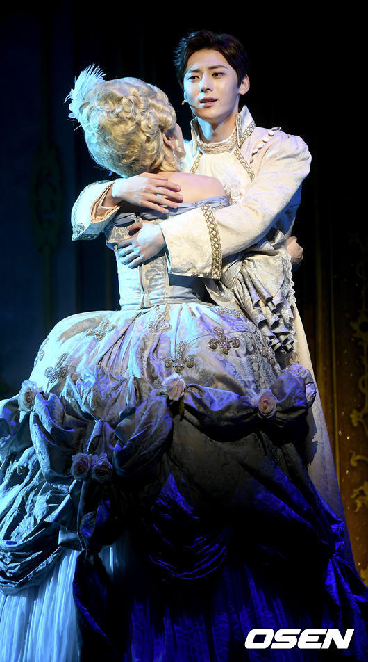 29일 오후 서울 신도림동 디큐브아트센터에서 뮤지컬 '마리 앙투아네트' 프레스콜이 열렸다. 이날 자리에는 김소현, 김소향, 장은아, 김연지, 손준호, 박강현, 뉴이스트 황민현, 민영기, 김준현, 이한밀, 최지이, 윤선용, 문성혁, 주아가 참석해 하이라이트 무대를 꾸몄다. ‘마리 앙투아네트’는 가상의 인물 마그리드 아르노의 대립과 프랑스 혁명을 다룬 엔도 슈사크의 소설 '왕비 마리 앙투아네트' 를 원작으로 한 드라마 형식의 뮤지컬이다. 뮤지컬 ‘마리 앙투아네트’는 프랑스의 왕비였으나 18세기 프랑스 혁명으로 단두대에서 생을 마감했던 마리 앙투아네트의 드라마틱한 삶과 사회의 부조리에 관심을 갖고 혁명을 선도하는 허구의 인물 마그리드 아르노의 삶을 대조적으로 조명해 진실과 정의의 참된 의미를 깊이 있게 다룬 작품이다. 가수 황민현이 공연을 하고 있다. /ksl0919@osen.co.kr