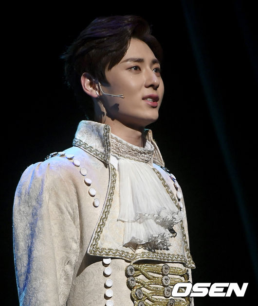 29일 오후 서울 신도림동 디큐브아트센터에서 뮤지컬 '마리 앙투아네트' 프레스콜이 열렸다. 이날 자리에는 김소현, 김소향, 장은아, 김연지, 손준호, 박강현, 뉴이스트 황민현, 민영기, 김준현, 이한밀, 최지이, 윤선용, 문성혁, 주아가 참석해 하이라이트 무대를 꾸몄다. ‘마리 앙투아네트’는 가상의 인물 마그리드 아르노의 대립과 프랑스 혁명을 다룬 엔도 슈사크의 소설 '왕비 마리 앙투아네트' 를 원작으로 한 드라마 형식의 뮤지컬이다. 뮤지컬 ‘마리 앙투아네트’는 프랑스의 왕비였으나 18세기 프랑스 혁명으로 단두대에서 생을 마감했던 마리 앙투아네트의 드라마틱한 삶과 사회의 부조리에 관심을 갖고 혁명을 선도하는 허구의 인물 마그리드 아르노의 삶을 대조적으로 조명해 진실과 정의의 참된 의미를 깊이 있게 다룬 작품이다. 가수 황민현이 공연을 하고 있다. /ksl0919@osen.co.kr