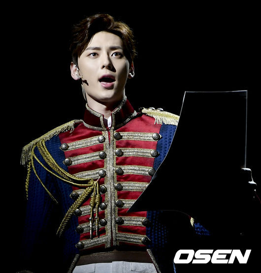 29일 오후 서울 신도림동 디큐브아트센터에서 뮤지컬 '마리 앙투아네트' 프레스콜이 열렸다. 이날 자리에는 김소현, 김소향, 장은아, 김연지, 손준호, 박강현, 뉴이스트 황민현, 민영기, 김준현, 이한밀, 최지이, 윤선용, 문성혁, 주아가 참석해 하이라이트 무대를 꾸몄다. ‘마리 앙투아네트’는 가상의 인물 마그리드 아르노의 대립과 프랑스 혁명을 다룬 엔도 슈사크의 소설 '왕비 마리 앙투아네트' 를 원작으로 한 드라마 형식의 뮤지컬이다. 뮤지컬 ‘마리 앙투아네트’는 프랑스의 왕비였으나 18세기 프랑스 혁명으로 단두대에서 생을 마감했던 마리 앙투아네트의 드라마틱한 삶과 사회의 부조리에 관심을 갖고 혁명을 선도하는 허구의 인물 마그리드 아르노의 삶을 대조적으로 조명해 진실과 정의의 참된 의미를 깊이 있게 다룬 작품이다. 가수 황민현이 공연을 하고 있다. /ksl0919@osen.co.kr