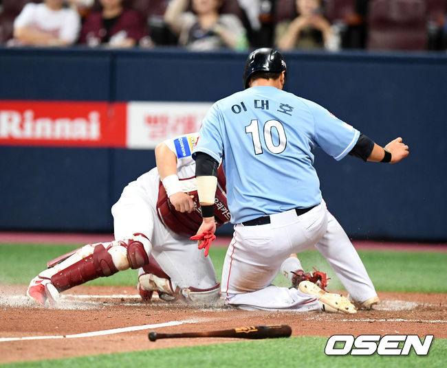 5회초 1사 2,3루에서 롯데 이대호가 전병우의 2루땅볼에 홈에서 키움 박동원에 태그아웃 당하고 있다. /jpnews@osen.co.kr