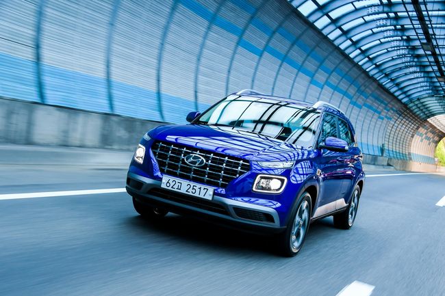 현대차 베뉴 주행샷.