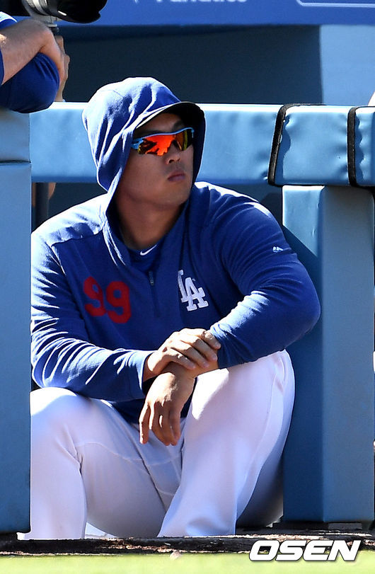 9회초 양키스 공격 때 다저스 류현진이 더그아웃에서 그라운드를 바라보고 있다. /dreamer@osen.co.kr