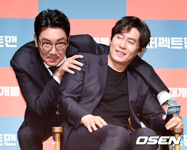 영화 '퍼펙트맨’ 제작보고회가 30일 오전 서울 압구정 CGV에서 열렸다.  ‘퍼펙트맨’은 까칠한 로펌 대표 ‘장수’(설경구)와 철없는 꼴통 건달 ‘영기’(조진웅)가 사망보험금을 걸고 벌이는 인생 반전 코미디. 오는 10월초 개봉.  배우 조진웅, 설경구가 간담회를 하며 사회자의 화보 포즈 요청에 응하고 있다. /jpnews@osen.co.kr