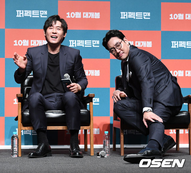 영화 '퍼펙트맨’ 제작보고회가 30일 오전 서울 압구정 CGV에서 열렸다.  ‘퍼펙트맨’은 까칠한 로펌 대표 ‘장수’(설경구)와 철없는 꼴통 건달 ‘영기’(조진웅)가 사망보험금을 걸고 벌이는 인생 반전 코미디. 오는 10월초 개봉.  배우 조진웅, 설경구가 간담회를 하며 사회자의 화보 포즈 요청에 응하고 있다. /jpnews@osen.co.kr