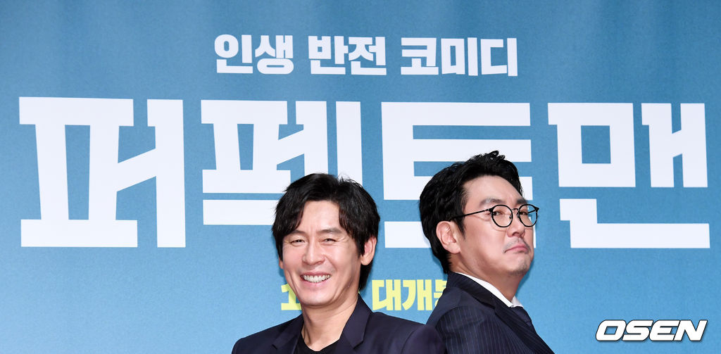 영화 '퍼펙트맨’ 제작보고회가 30일 오전 서울 압구정 CGV에서 열렸다.  ‘퍼펙트맨’은 까칠한 로펌 대표 ‘장수’(설경구)와 철없는 꼴통 건달 ‘영기’(조진웅)가 사망보험금을 걸고 벌이는 인생 반전 코미디. 오는 10월초 개봉.  배우 설경구, 조진웅이 포토타임을 하고 있다. /jpnews@osen.co.kr