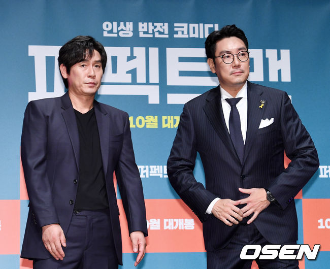 영화 '퍼펙트맨’ 제작보고회가 30일 오전 서울 압구정 CGV에서 열렸다.  ‘퍼펙트맨’은 까칠한 로펌 대표 ‘장수’(설경구)와 철없는 꼴통 건달 ‘영기’(조진웅)가 사망보험금을 걸고 벌이는 인생 반전 코미디. 오는 10월초 개봉.  배우 설경구, 조진웅이 포토타임을 하고 있다. /jpnews@osen.co.kr