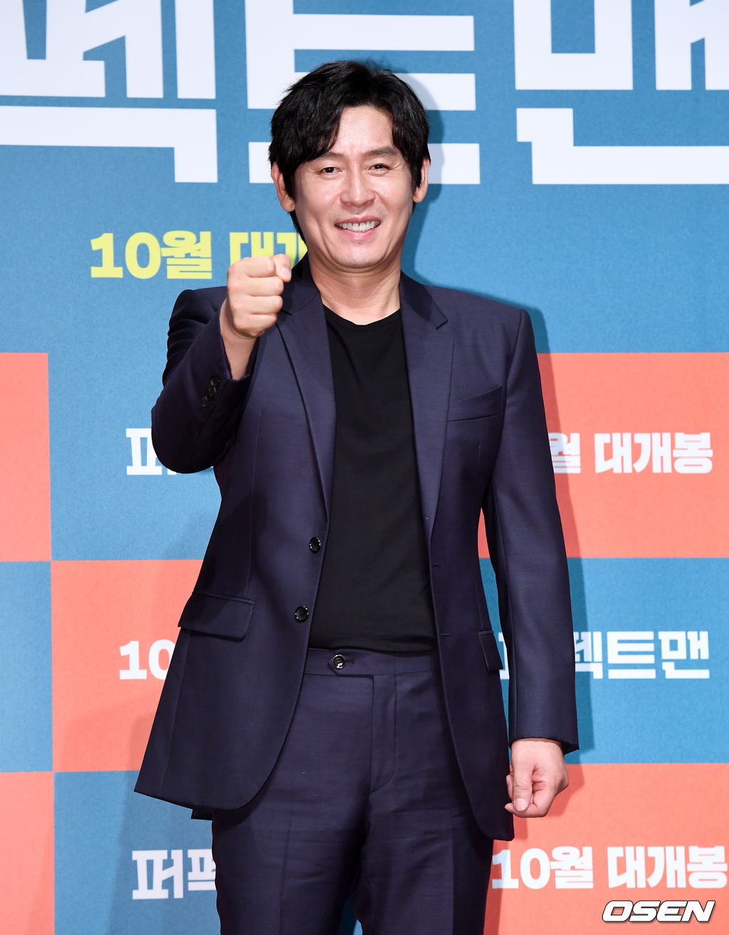 영화 '퍼펙트맨’ 제작보고회가 30일 오전 서울 압구정 CGV에서 열렸다.  ‘퍼펙트맨’은 까칠한 로펌 대표 ‘장수’(설경구)와 철없는 꼴통 건달 ‘영기’(조진웅)가 사망보험금을 걸고 벌이는 인생 반전 코미디. 오는 10월초 개봉.  배우 설경구가 포토타임을 하고 있다. /jpnews@osen.co.kr