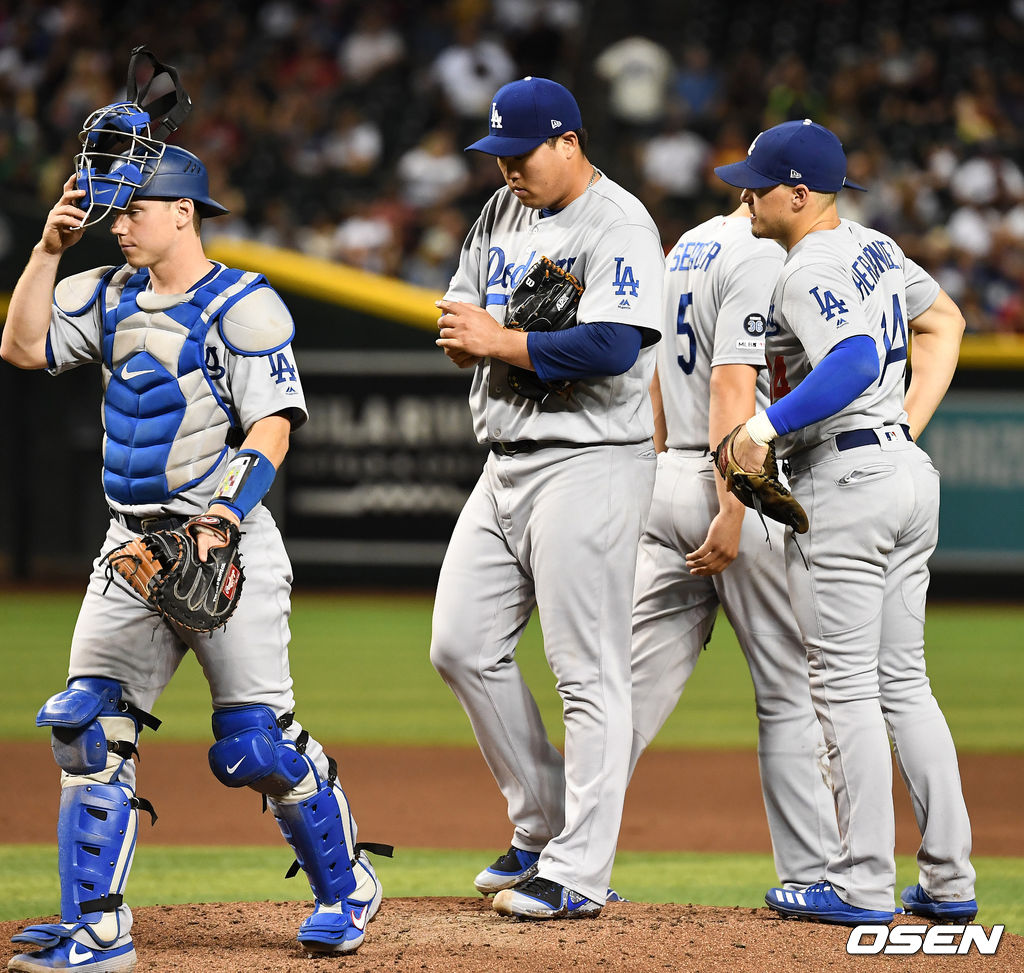 4회말 2사 주자 1,2루 LA 선발 류현진이 애리조나 바르가스에게 우전 1타점 적시타를 허용한 후 아쉬워하고 있다./dreamer@osen.co.kr