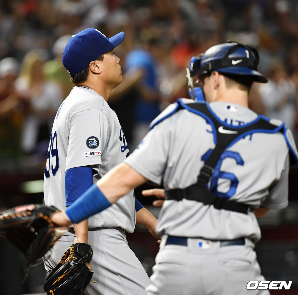 4회말 2사 주자 1,2루 LA 선발 류현진이 애리조나 바르가스에게 우전 1타점 적시타를 허용한 후 아쉬워하고 있다./dreamer@osen.co.kr
