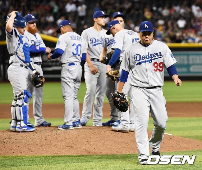 5회말 2사 주자 1,3루 애리조나 램 타석에서 LA 선발 류현진이 강판당하고 있다./dreamer@osen.co.kr