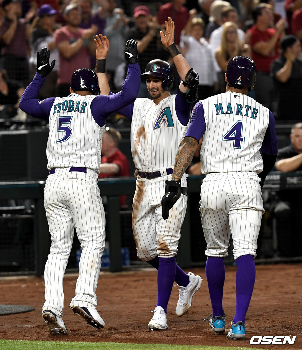 6회말 무사 2, 3루 상황 애리조나 에두아르도 에스코바가 달아나는 스리런포를 날리고 홈을 밟은 뒤 동료들과 인사를 나누고 있다. /dreamer@osen.co.kr