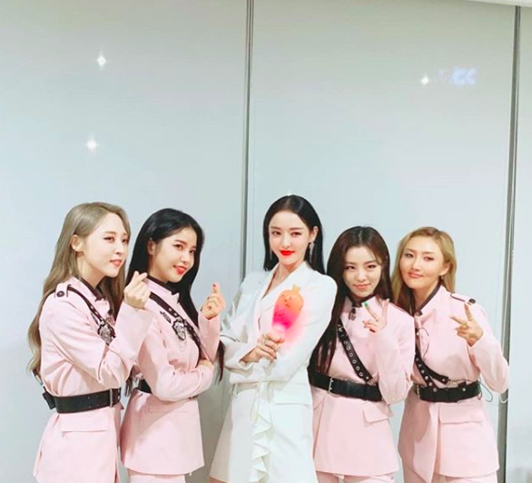 [사진=이다희 SNS] 배우 이다희(가운데)가 공개한 마마무와 '퀸덤' 첫 방송 인증샷.