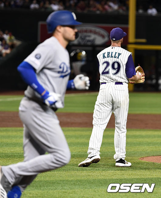 30일(한국시간) 미국 애리조나주 피닉스 체이스 필드에서 ‘2019 메이저리그’ 애리조나 다이아몬드백스와 LA 다저스의 경기가 열렸다.3회초 1사 주자 만루 LA 폴락에게 밀어내기 볼넷을 내준 애리조나 선발 켈리가 아쉬워하고 있다. /dreamer@osen.co.kr