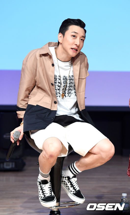 30일 오후 서울 청담동 일지아트홀에서 열린 플로우식(FLOWSIK)과 제시의 첫 싱글 'All I Need' 앨범 쇼케이스, 플로우식이 질문에 귀기울이고 있다. /jpnews@osen.co.kr