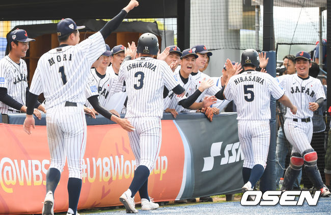 30일 오후 부산 기장군 기장현대차드림볼파크에서 제29회 WBSC 기장 세계청소년야구선수권대회(18세 이하)' 일본과 스페인의 경기가 진행됐다. 8회말 2사 1,2루 일본 엔도읭 역전 2타점 적시 2루타때 기뻐하는 일본 더그아웃. / soul1014@osen.co.kr