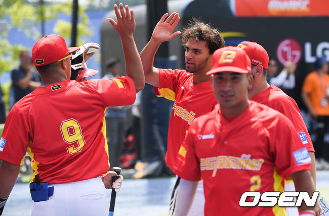 30일 오후 부산 기장군 기장현대차드림볼파크에서 제29회 WBSC 기장 세계청소년야구선수권대회(18세 이하)' 일본과 스페인의 경기가 진행됐다. 4회초 2사 1,2루 스페인 페르난데즈의 선취 2타점 적시 3루타때 스페인 선수들이 기뻐하고있다. / soul1014@osen.co.kr