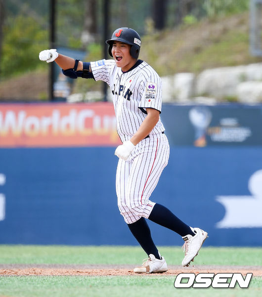30일 오후 부산 기장군 기장현대차드림볼파크에서 제29회 WBSC 기장 세계청소년야구선수권대회(18세 이하)' 일본과 스페인의 경기가 진행됐다. 8회말 2사 1,2루 일본 엔도가 역전 2타점 적시 2루타를 날리고 세리머니를 하고 있다. / soul1014@osen.co.kr