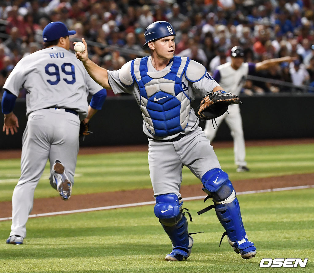 3회말 1사 주자 1루 애리조나 선발 켈리의 희생번트때 LA 윌 스미스가 1루로 송구하고 있다./dreamer@osen.co.kr