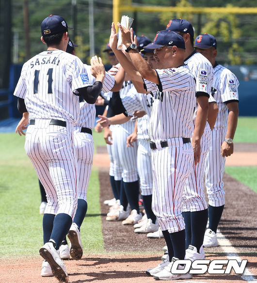 30일 오후 부산 기장군 기장현대차드림볼파크에서 제29회 WBSC 기장 세계청소년야구선수권대회(18세 이하)' 일본과 스페인의 경기가 진행됐다.  경기에 앞서 일본 나가타 유지가 사사키와 하이파이브를 하며 독려하고 있다. / soul1014@osen.co.kr