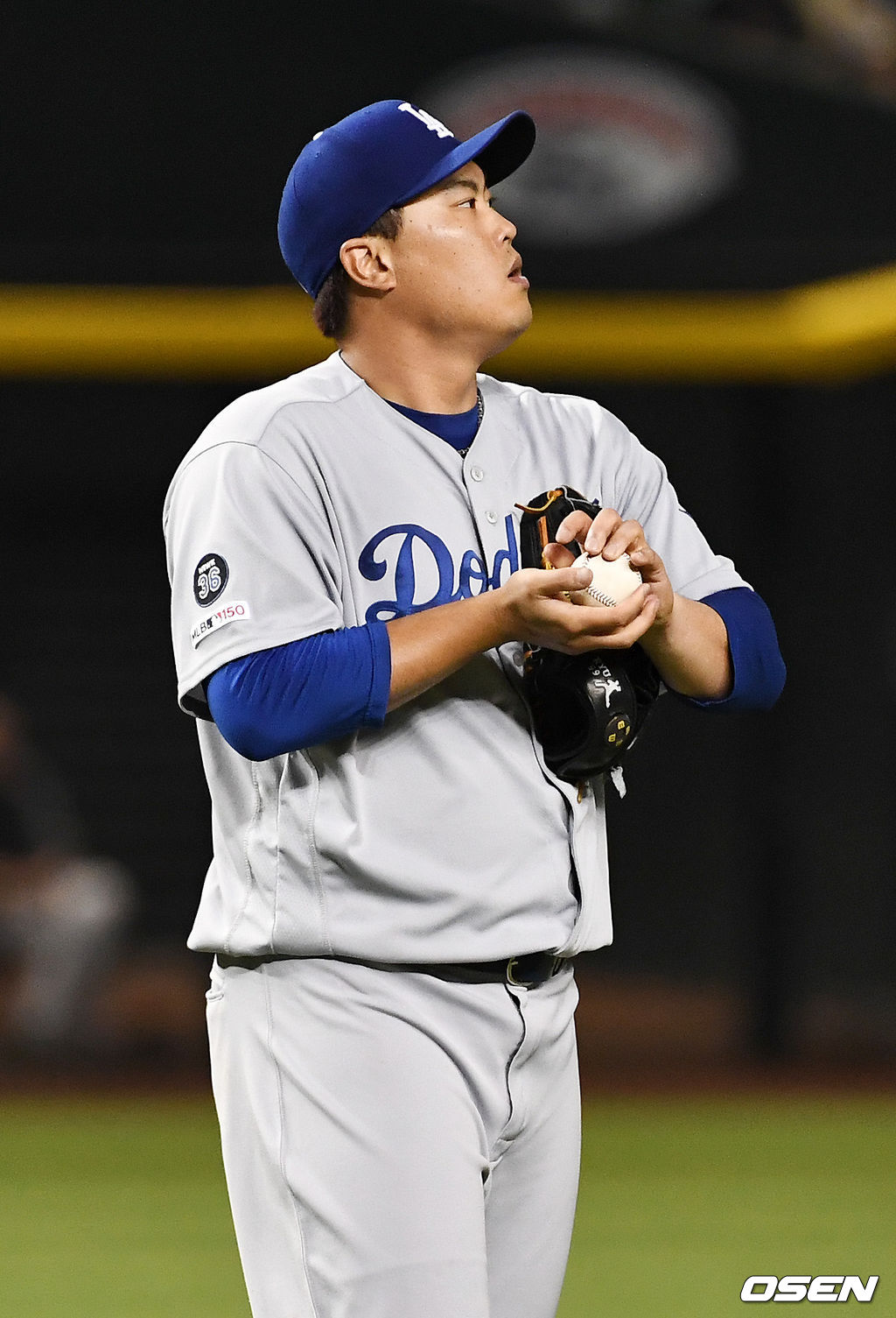 3회말 1사 주자 1루 애리조나 선발 켈리에게 희생번트를 맞은 LA 선발 류현진이 생각에 잠겨 있다./dreamer@osen.co.kr