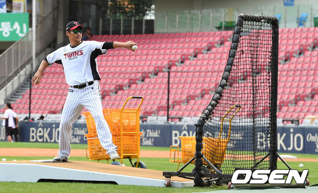 경기에 앞서 LG 이동현이 배팅볼을 던지며 동료선수들의 타격 훈련을 돕고 있다. /jpnews@osen.co.kr