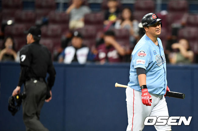 29일 오후 서울 고척스카이돔에서 '2019 신한은행 마이카 KBO리그' 키움 히어로즈와 롯데 자이언츠의 경기가 열렸다. 6회초 2사 1루에서 롯데 이대호가 삼진으로 물러나며 아쉬워하고 있다. /jpnews@osen.co.kr