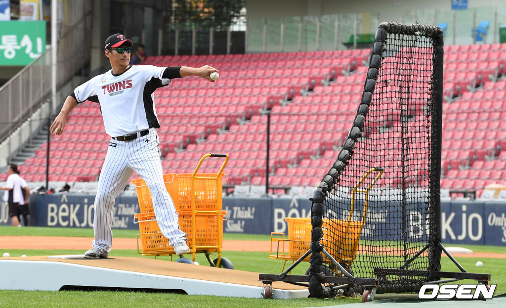 경기에 앞서 LG 이동현이 배팅볼을 던지며 동료선수들의 타격 훈련을 돕고 있다. /jpnews@osen.co.kr