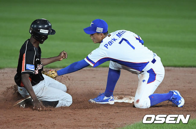 30일 오후 부산 기장군 기장-현대 드림볼파크에서 ‘제29회 WBSC 기장 세계청소년 야구선수권 대회(WSBC U-18 야구 월드컵)' 한국과 네덜란드의 경기가 진행됐다.  연장 10회초 승부치기에서 박민 2루수가 네덜란드 2루 주자를 태그아웃 시키고 있다 / soul1014@osen.co.kr