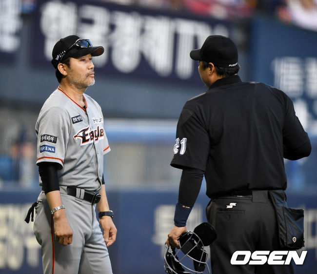 2회초 무사 만루에서 LG 오지환이 한화 최재훈의 유격수 땅볼에 송광민을 태그하고 1루로 송구. 병살을 완성했다. 한용덕 감독이 오지환의 태그 과정을 놓고 구심과 이야기를 나누고 있다. /jpnews@osen.co.kr