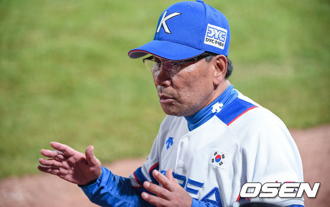 30일 오후 부산 기장군 기장-현대 드림볼파크에서 ‘제29회 WBSC 기장 세계청소년 야구선수권 대회(WSBC U-18 야구 월드컵)' 한국과 네덜란드의 경기가 진행됐다.  5회말 종료 후 클리닝타임때 이성열 감독이 선수들에게 작전 지시를 하고 있다. / soul1014@osen.co.kr